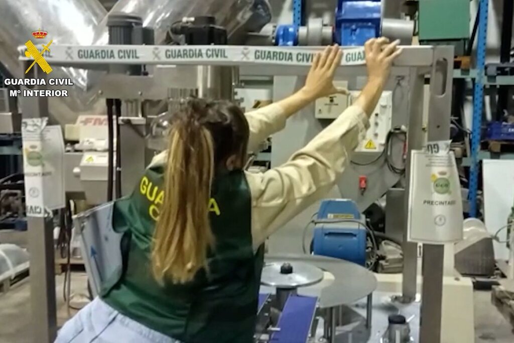 Se han aprehendido sustancias prohibidas y material accesorio para su acondicionamiento por valor de más de 800.000 euros. Foto: GUARDIA CIVIL