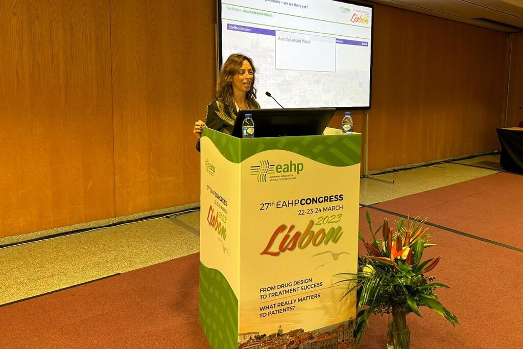 Ana Valladolid Walsh, miembro del Comité Científico del congreso de la EAHP, durante su intervención en este foro profesional. Foto: SEFH