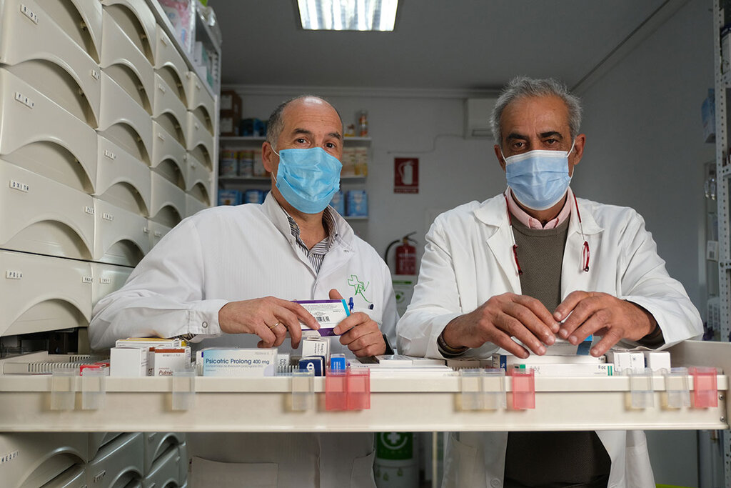 Alberto Virués y Francisco Barcala en la oficina de farmacia del primero, en Chiclana de la Frontera.