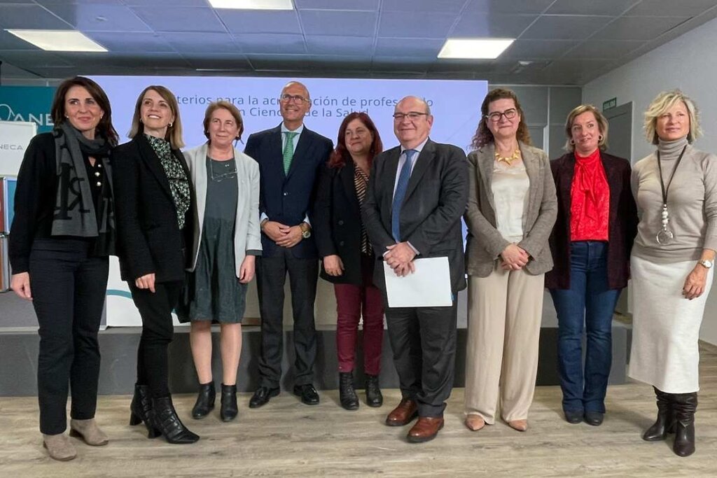 Lara (en el centro), el pasado diciembre, durante la presentación oficial de los nuevos criterios, acompañado, entre otros, de la ya exdirectora de Aneca Mercedes Siles; el secretario de Universidades, José Manuel Pingarrón y la directora de Ordenación Profesional, Celia Gómez (3º, 4º y 5º por la dcha, respectivamente). Foto: ANECA.