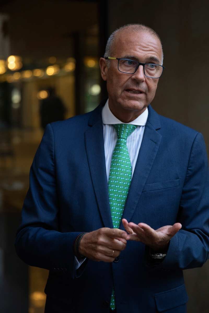 El presidente de los decanos no se cansa de enumerar los nuevos méritos computables en asistencia, investigación y docencia. Foto: SERGIO GONZÁLEZ VALERO.