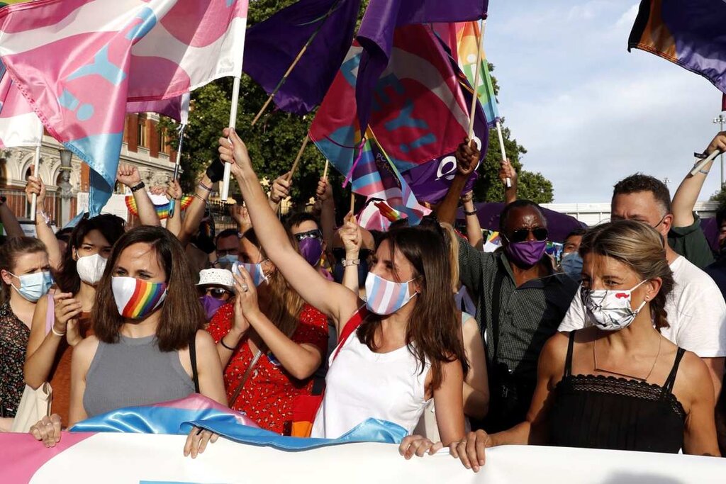Irene Montero flanqueada por las también ministras Ione Belarra y Yolanda DÃaz, durante la manifestación del Orgullo LGTBI de julio de 2021. Foto: GANDUL/EFE.