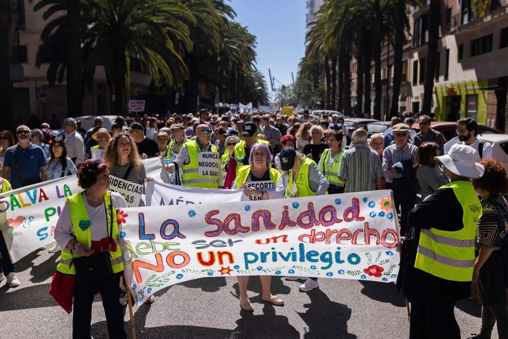 Manifestación por la sanidad pública en Málaga. Foto: EFE/CARLOS DÍAZ