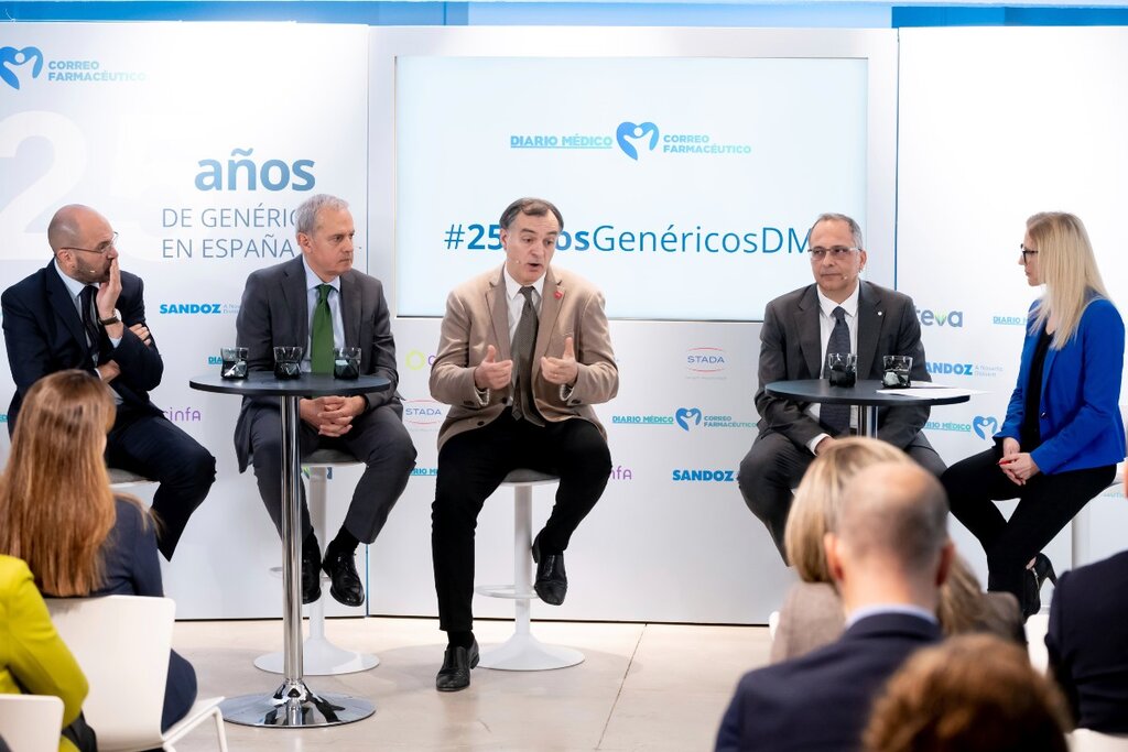 Antonio Blázquez, de la Aemps; Jon Iñaki Betolaza, del departamento de Salud del Gobierno Vasco; Vicente Baixauli, de Sefac; José Manuel Paredero, de Sefap, y Gema Suárez, de Unidad Editorial. Foto: JOSÉ LUIS PINDADO.