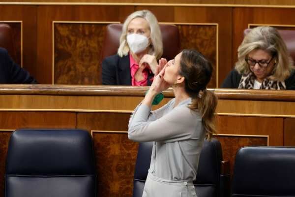 La ministra Irene Montero saluda a representantes del colectivo LGTBI, tras la definitiva aprobación de la 'ley trans' en el Congreso. Foto: JAVIER LIZÓN/EFE.