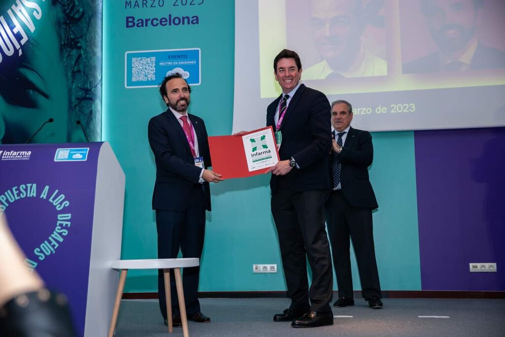 Jordi Casas, presidente del COF de Barcelona, le pasa el testigo a Manuel Martnez del Peral, presidente del COF de Madrid. Foto: SONIA TRONCOSO.