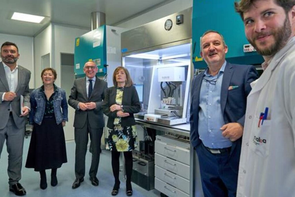 El diputado general de Álava, Ramiro González; la vicerrectora del campus de Álava, Manoli Igartua, y el director de Estrategia, Mercado y Tecnología de Tecnalia, Agustín Sáenz, entre otros, han visitado las instalaciones. Foto: EFE/L. RICO.