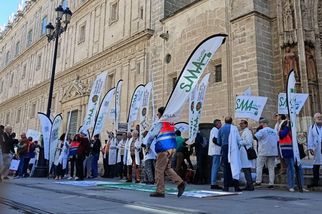 Concentración por la atención primaria en Sevilla. Foto: SMA.