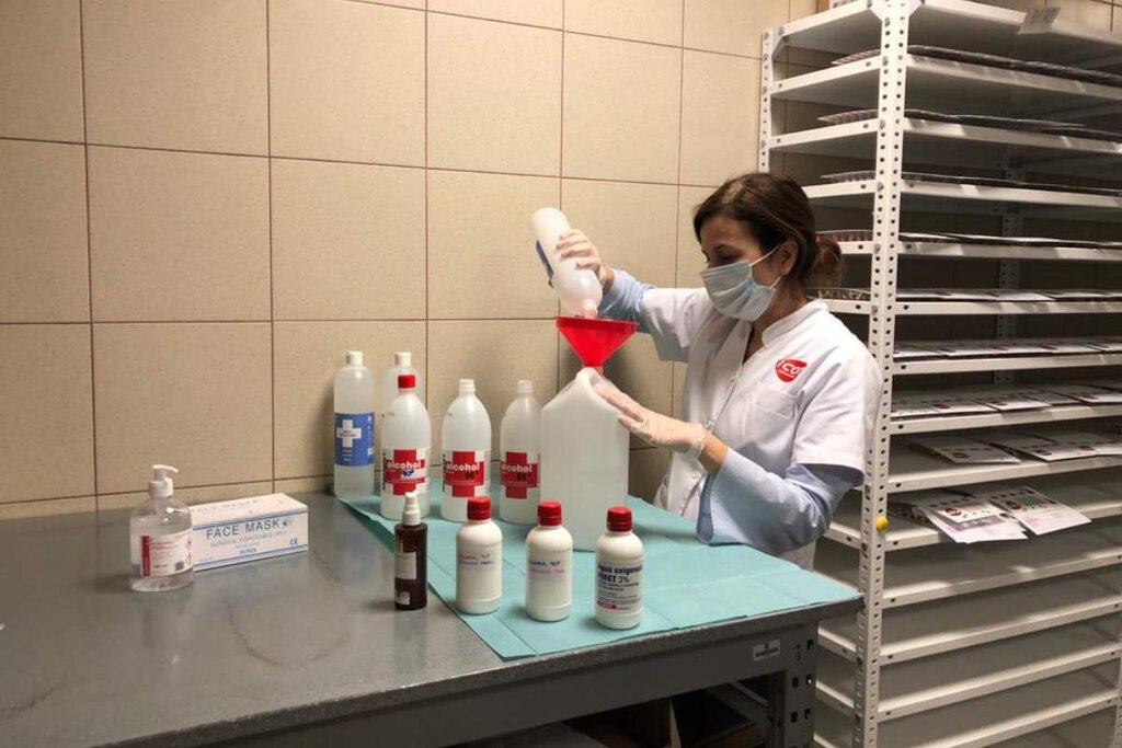 Farmacéutica de Salud Pública haciendo gel hidroalcohólico en un centro de salud de Extremadura durante la pandemia de la covid-19.