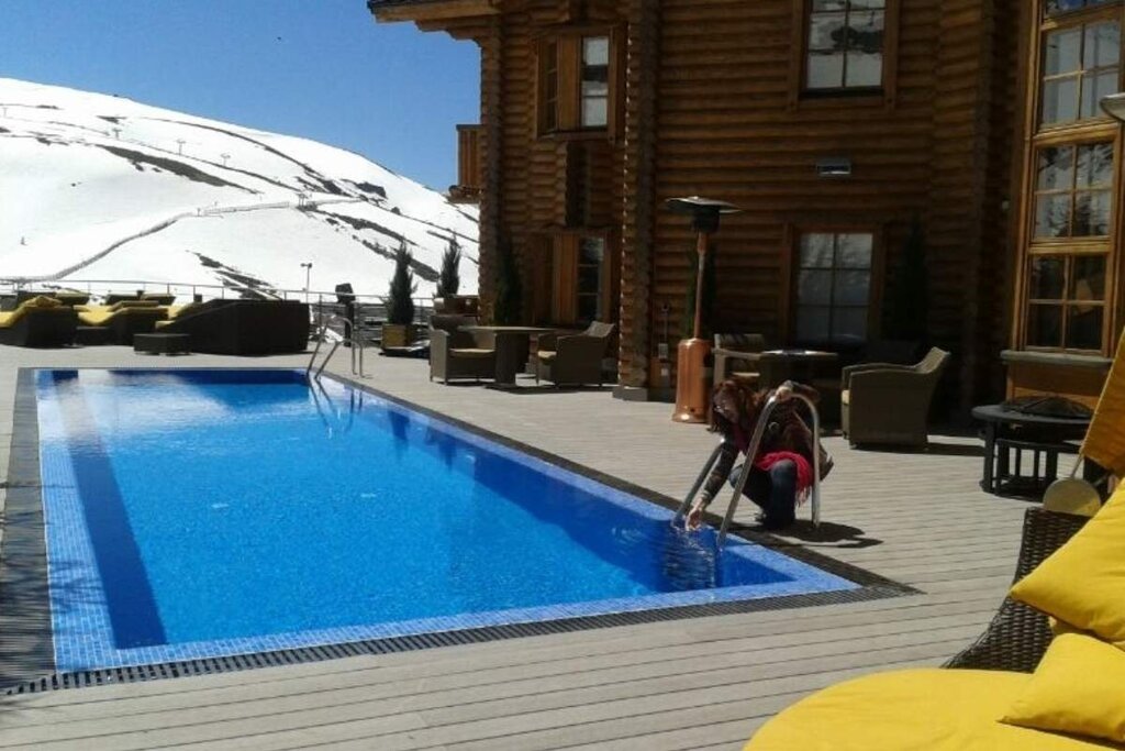 Tomando una muestra del agua de una piscina en Sierra Nevada.