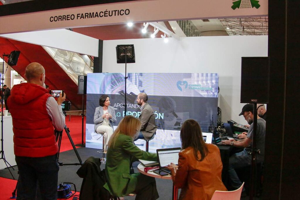 Equipo de 'Correo Farmacéutico' trabajando en el set de Infarma durante el encuentro. Foto: JAUME COSIALLS.