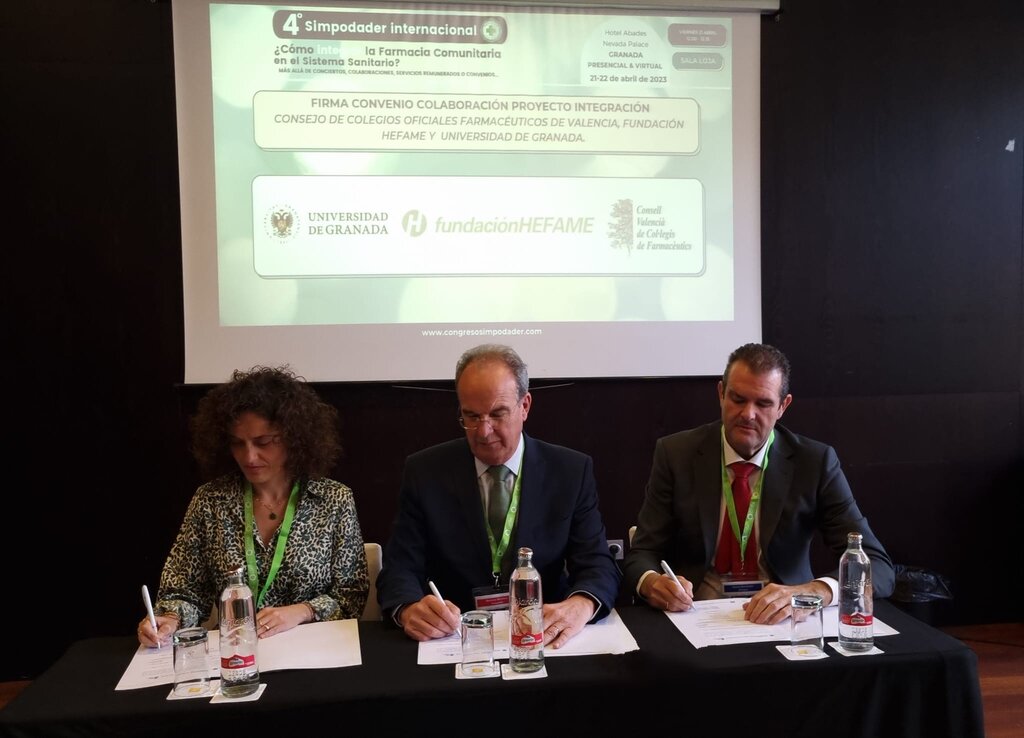 Rosa Arnau, Fernando Martnez y Enrique Ayuso, en la firma del acuerdo. 