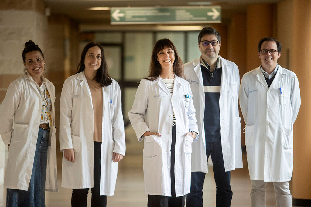 Beatriz Salazar, en el centro, flanqueada por el jefe de servicio, psiquiatras y la enfermera del Servicio de Psiquiatra del centro hospitalario. Foto: ARABA PRESS