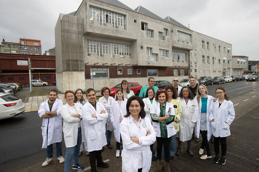 Rosana Castelo, en primer plano, junto a profesionales con los que trabaja, entre los que figuran médicos de AP, pediatras, personal de enfermera, trabajadores sociales, matronas, higienistas, odontólogos, nutricionistas y personal de administración. Foto: ARABA PRESS