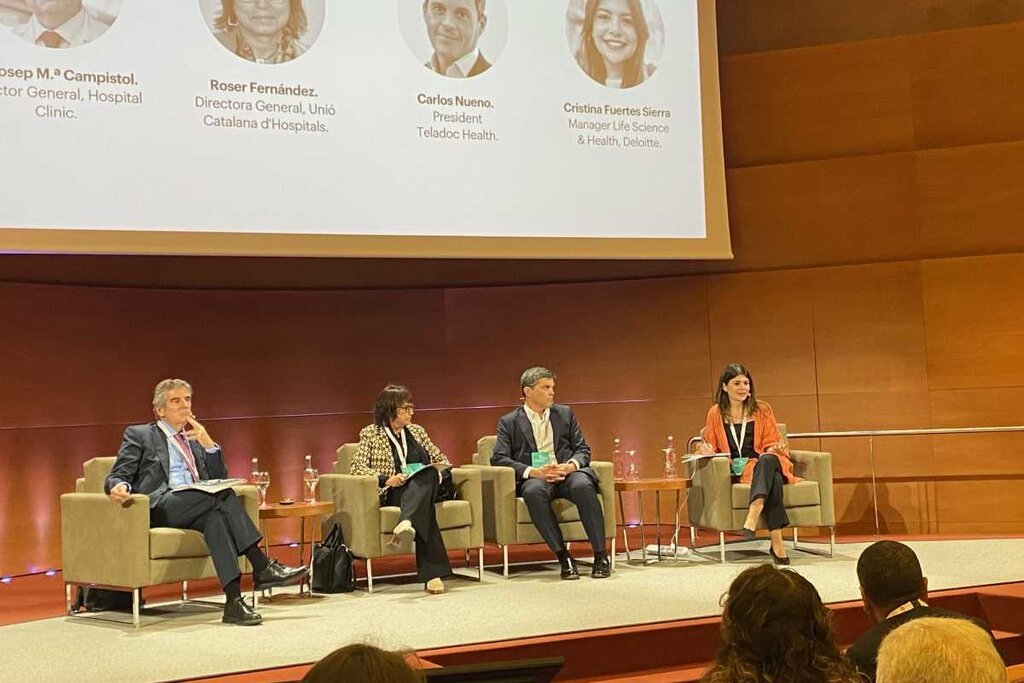 Josep Maria Campistol (Clínic), Roser Fernández (UCH) y Carlos Nueno (Teladoc Health), en el encuentro de IESE y Deloitte en Barcelona.)