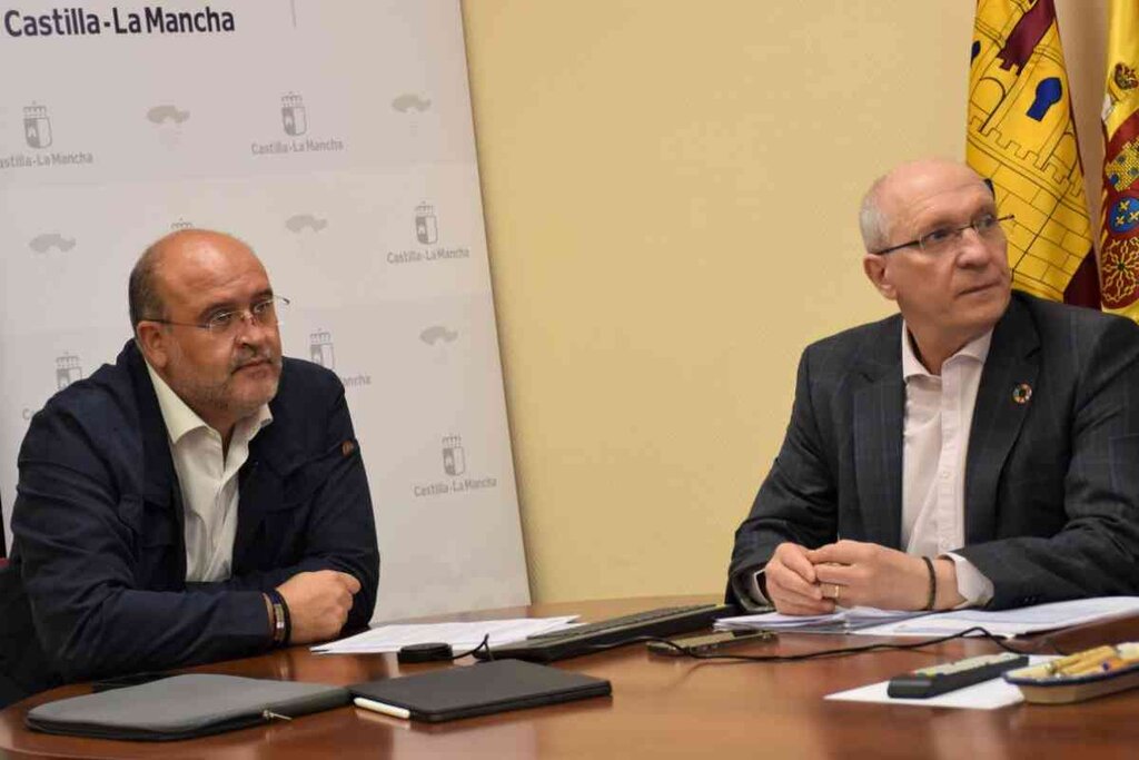 El vicepresidente autonómico de Castilla-La Mancha, José Luis Martínez Guijarro, con el comisionado del Reto Demográfico de la autonomía, Jesús Alique. Foto: CASTILLA-LA MANCHA.