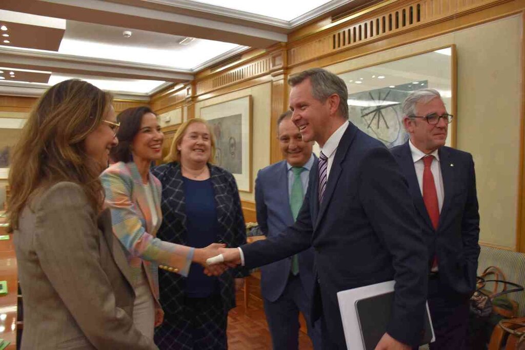Miñones, saludando a miembros de la Junta Directiva del Consejo de COF. Foto: SANIDAD.