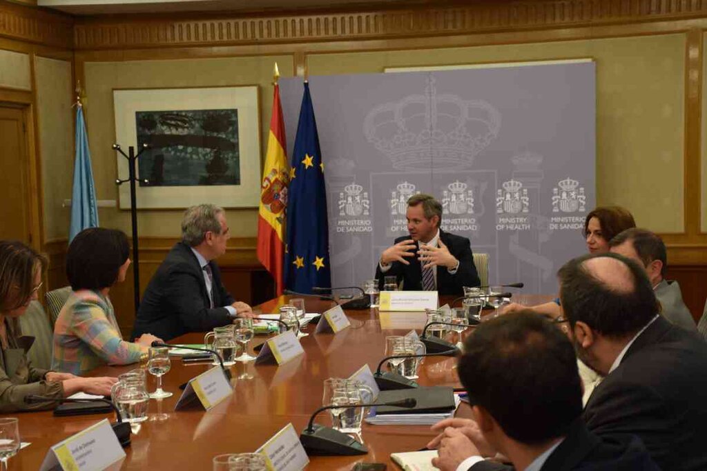 El ministro de Sanidad dialoga con Jesús Aguilar en una mesa de trabajo acompañado por más representantes del Ministerio y del Consejo. Foto: SANIDAD.