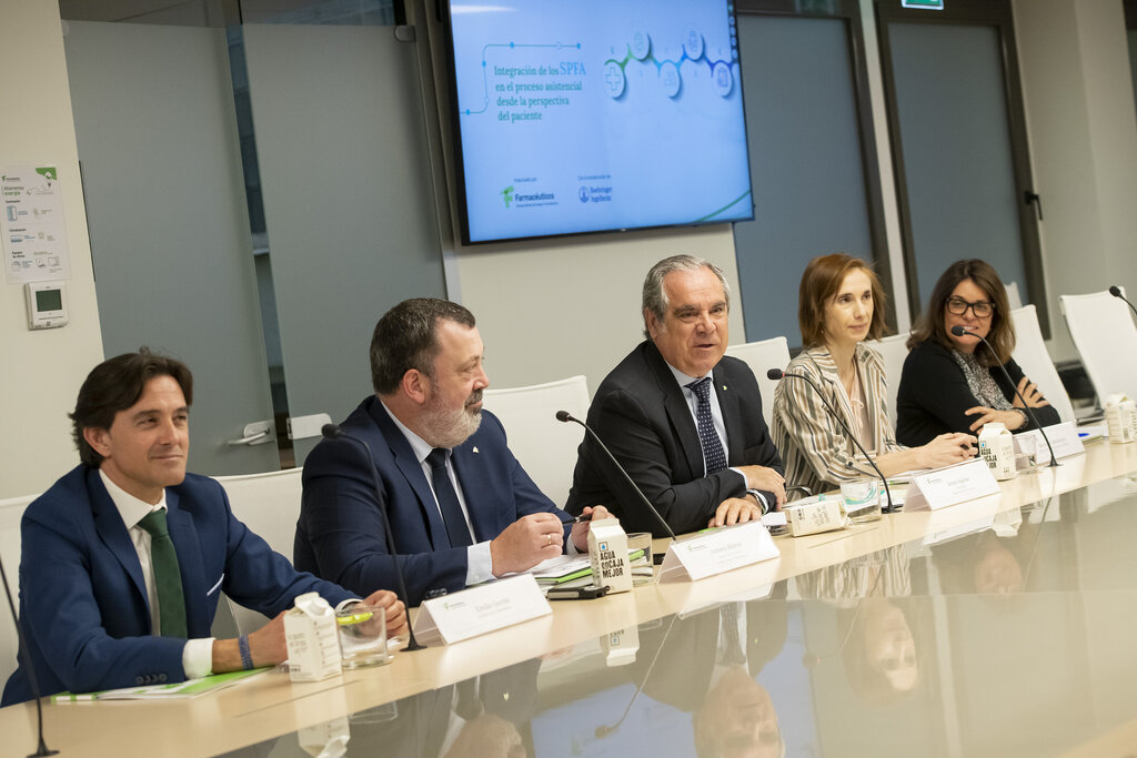 Emilio García (Farmacéutico, Antonio Blanes y Jesús Aguilar (Consejo de COF), Mercedes Maderuelo (FEDE) y Montserrat Miró (Boehringer Ingelheim).