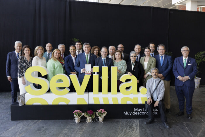 Representantes del COF sevillano tras recibir la Medalla de la ciudad.