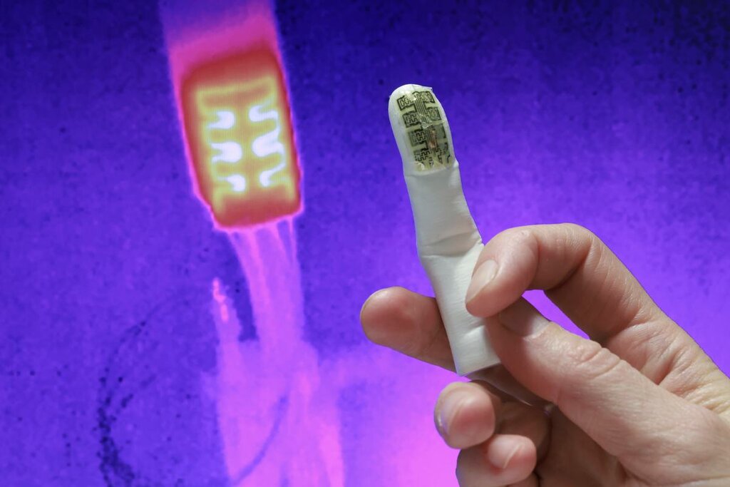 El sensor térmico biónico en la punta de un dedo protésico y su correspondiente imagen térmica en el fondo vista por una cámara térmica. Foto: ALAIN HERZOG, CC BY SAEPFL
