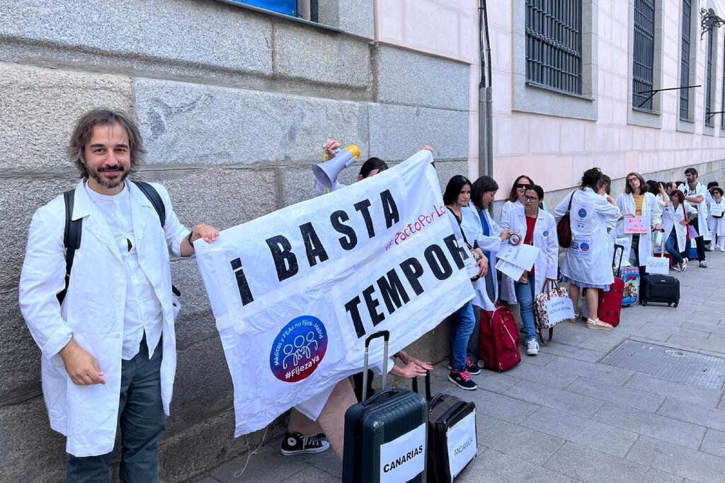 Decenas de facultativos han formado una cola a las puertas del Colegio de Médicos de Madrid para denunciar la alta tasa de temporalidad hospitalaria. Foto: PLATAFORMA DE FACULTATIVOS.