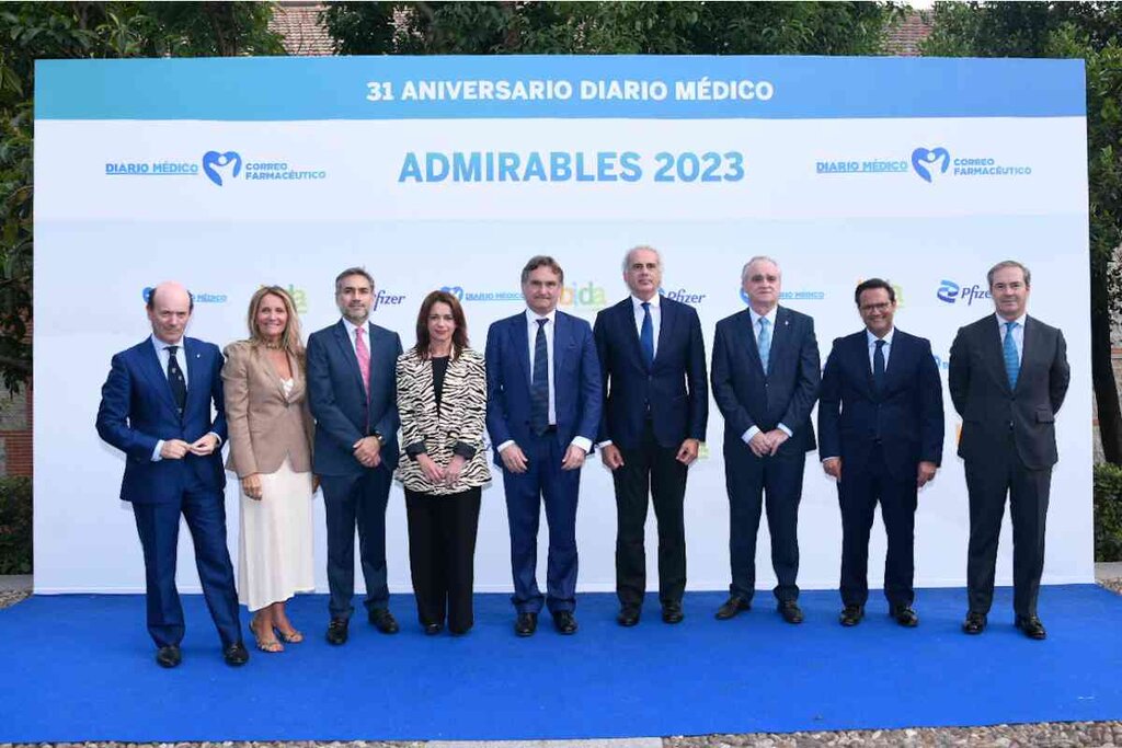 Jesús García-Cruces Méndez, viceconsejero de Asistencia Sanitaria, Planificación y Resultados en Salud de Castilla y León; Rosario Serrano, directora de Negocio de Salud de UE; Carlos Murillo, presidente de Pfizer España; Silvia Calzón, secretaria de Estado de Sanidad; Marco Pompignoli, presidente de UE; Enrique Ruiz Escudero, consejero de Sanidad de Madrid; Antonio Mingorance, presidente de Bidafarma; Daniel Aparicio, director de DM, y A. Pérez Ostos (Bidafarma). Foto: JL. PINDADO.