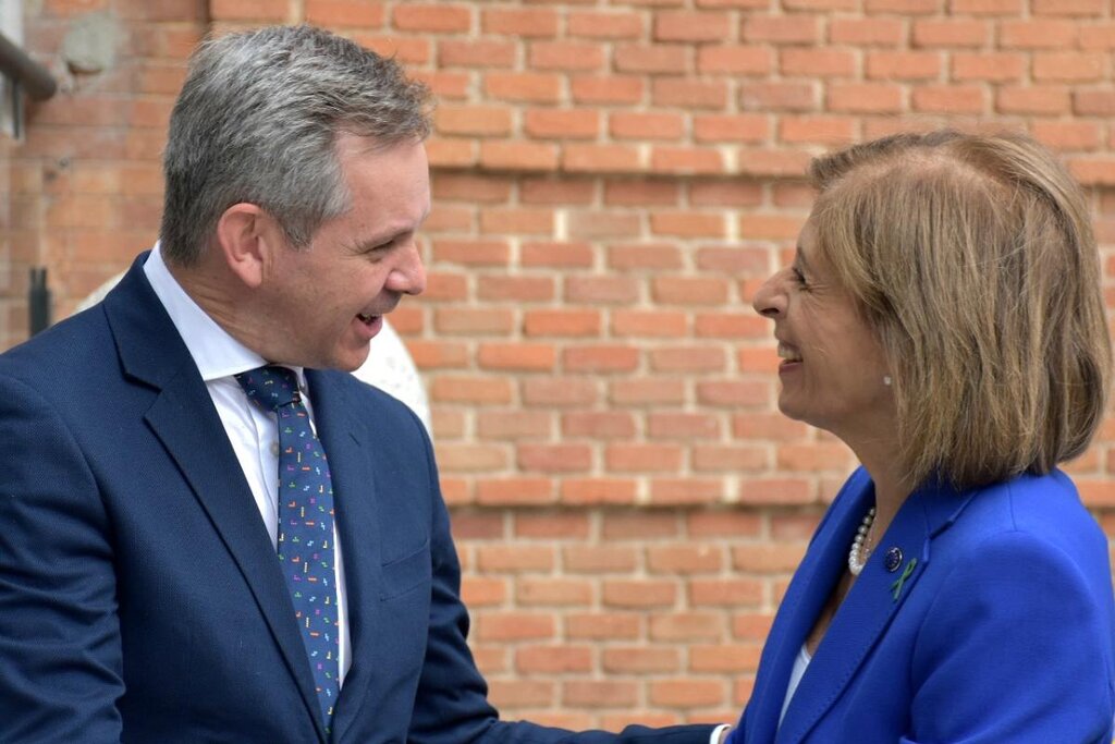 JosÃ© MiÃ±ones y Stella Kyriakides conversan durante el evento, celebrado en la sede del ministerio, en Madrid. Foto: MINISTERIO DE SANIDAD