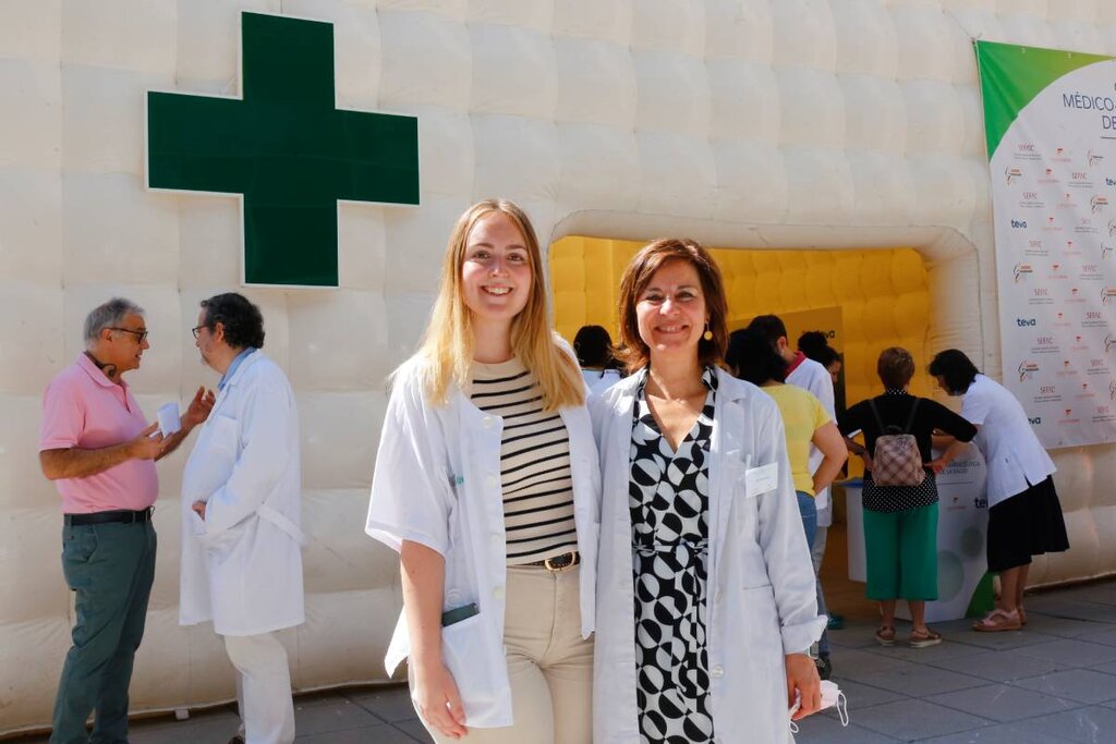 Cristina Ãlvarez y Cristina DÃaz, en las puertas de la carpa de salud instalada con motivo del Congreso Semergen-Sefac, celebrado en Zaragoza. Foto: ARABA PRESS/ZARAGOZA.