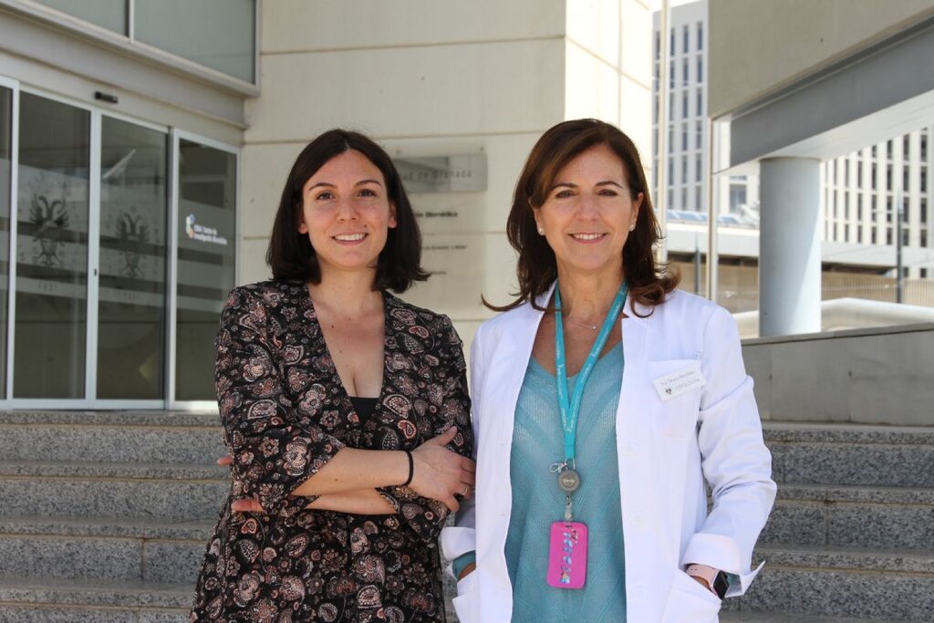 Lara Bossini y Teresa Nestares, en el Centro de Investigación Biomédica (CIBM) de la UGR. Foto. UGR. 
