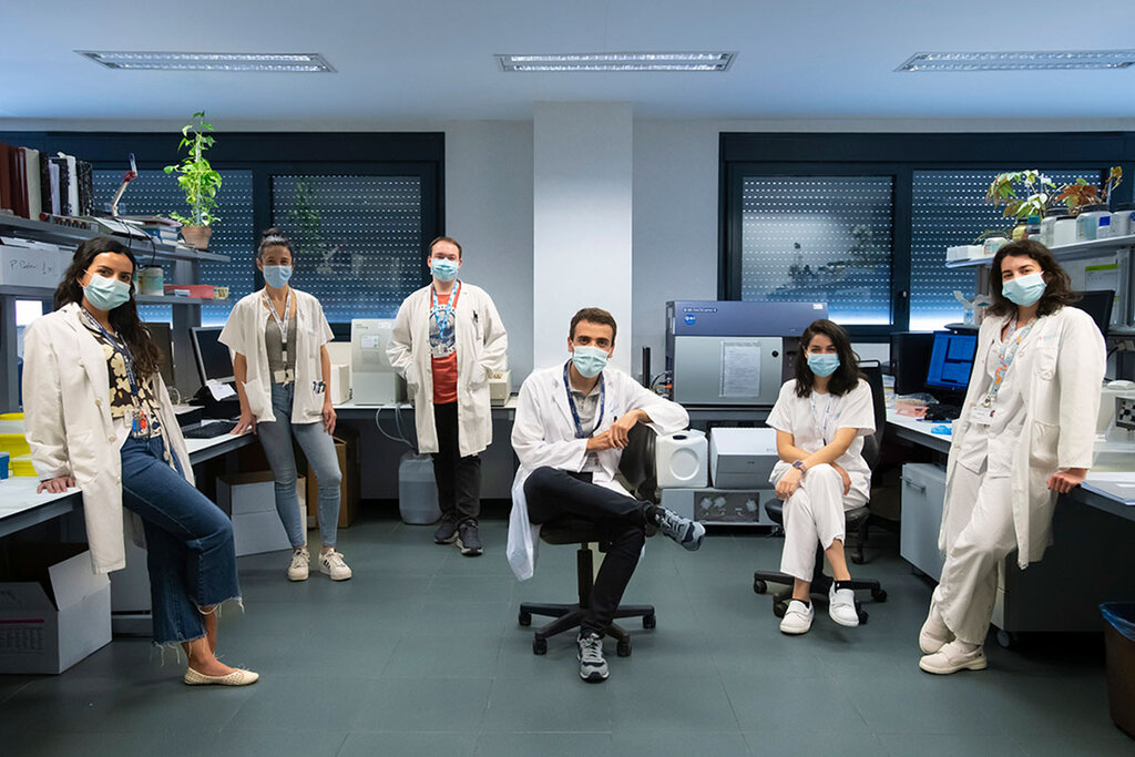 CientÃficos del Instituto de InvestigaciÃ³n Hospital 12 de Octubre y la Unidad de InvestigaciÃ³n ClÃnica de Tumores HematolÃ³gicos del H120-CNIO y del Departamento de BioquÃmica y BiologÃa Molecular de la Facultad de Farmacia de la Universidad Complutense, en Madrid. Foto: MAURICIO SKRYCKY.