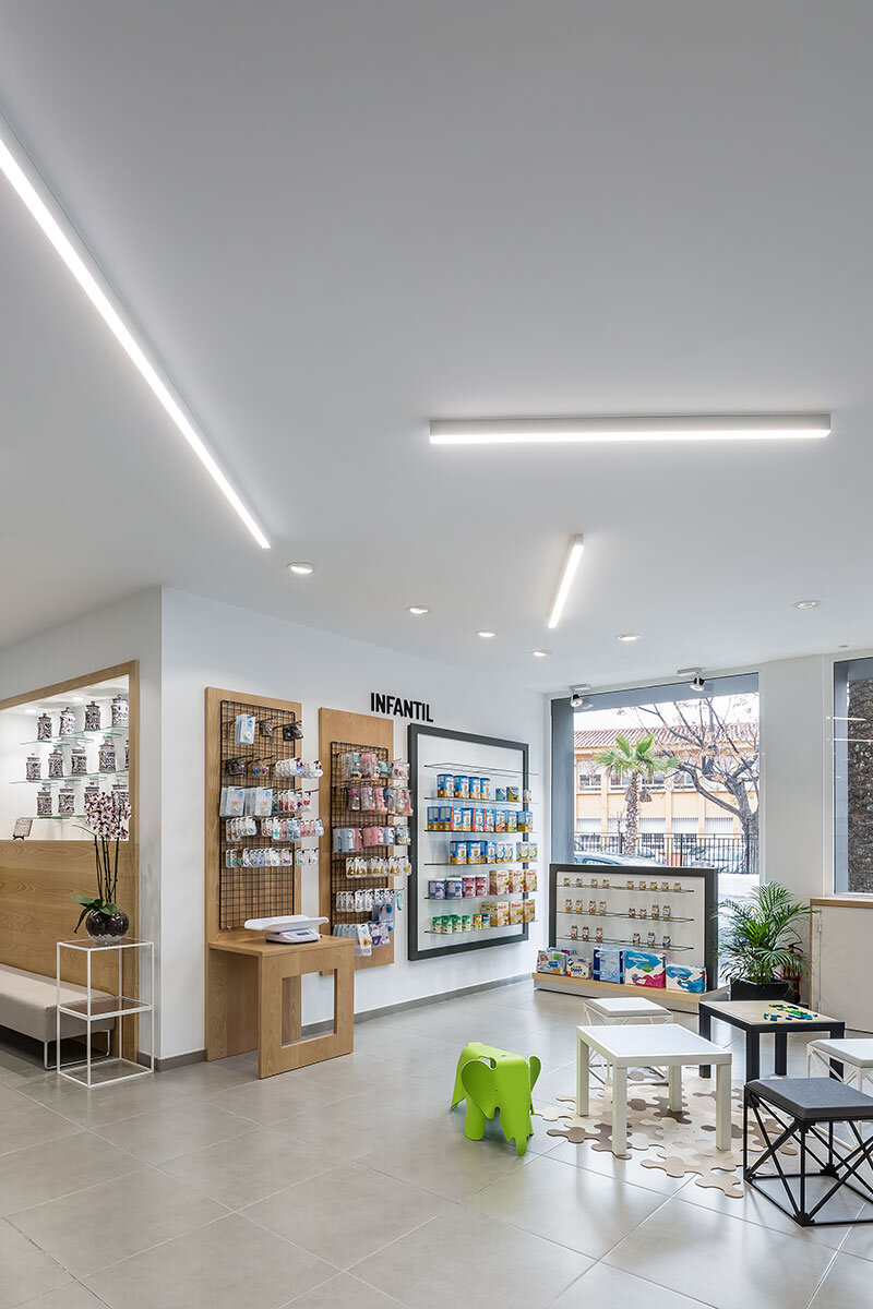 La colecciÃ³n personal de albarelos del propietario estÃ¡ expuesta en una zona no comercial. Foto: DESTUDIO.