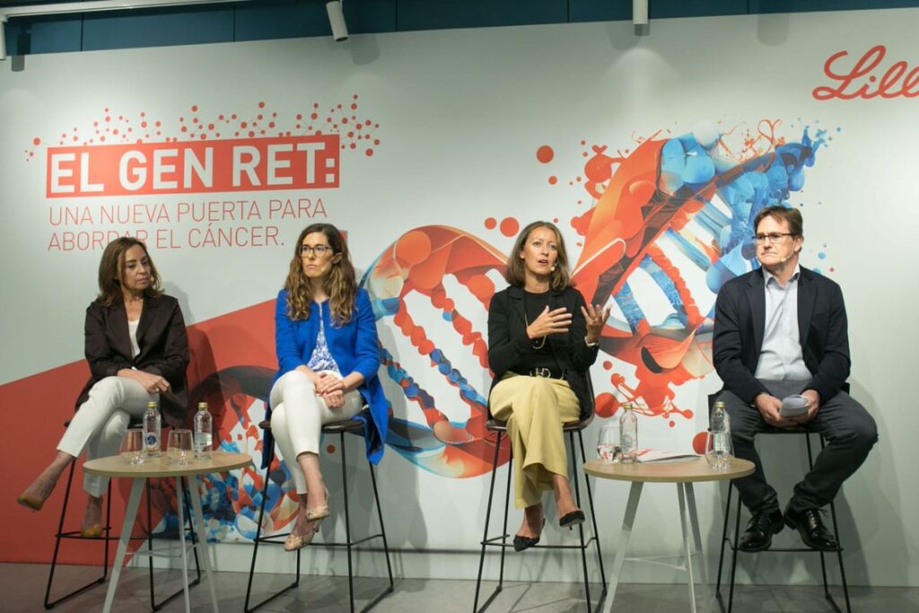 Lola Lozano, Teresa Alonso, Rosario Garc�a Campelo y Alejo Cassinello, en la presentación del nuevo inhibidor frente a RET. Foto: Lilly. 