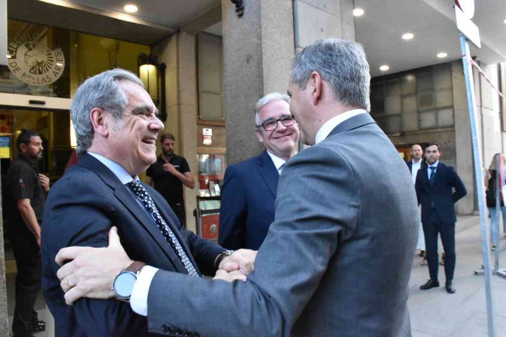 Jesús Aguilar, presidente del Consejo General de COF, saludando a José Manuel Miñones, ministro de Sanidad, a su llegada al Círculo de Bellas Artes de Madrid. Detrás, Jordi de Dalmases, vicepresidente del Consejo de COF. Foto: MINISTERIO DE SANIDAD.