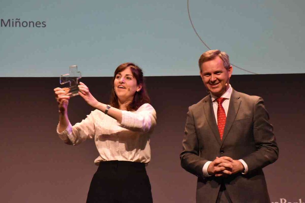 María Teresa Vicedo, vocal de Farmacia Rural del COF de Valencia, recogiendo el premio de manos de José Manuel Miñones, ministro de Sanidad. Foto: MINISTERIO DE SANIDAD.