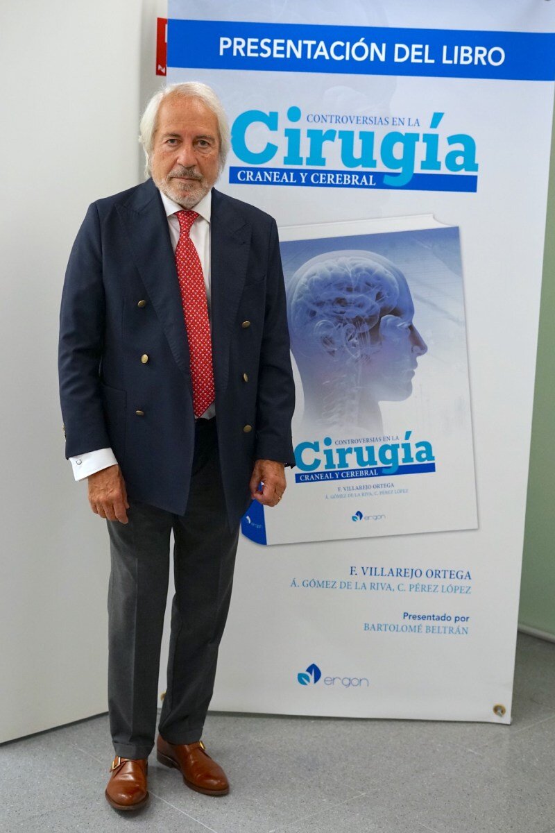 El neurocirujano Francisco Villarejo es autor de 'Controversias en la cirugÃa craneal y cerebral'.