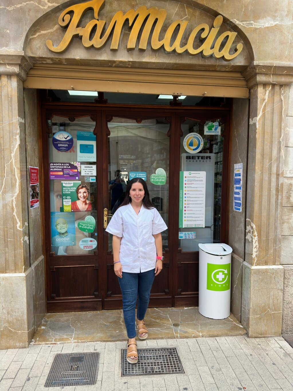 Alba Robles, médico residente que ha rotado por la farmacia de Baltasar Pons, en las puertas de la botica.