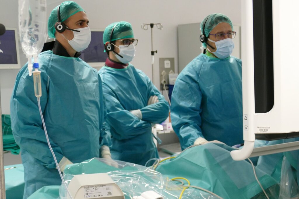 Los cardiÃ³logos Jorge GonzÃ¡lez-Panizo, Adolfo Fontenla y TomÃ¡s Datino, del QuirÃ³nsalud Madrid.