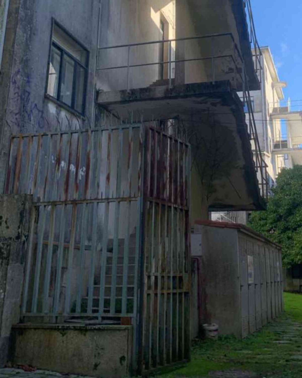 Escalera de incendios del pabellón que alberga laboratorios y despachos.