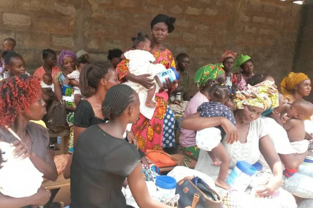 Una de las acciones de la Fundación Bangassou que consiste en el reparto de leche en polvo llegada en los contenedores anuales de ayuda humanitaria. Foto: FUNDACIÓN BANGASSOU.