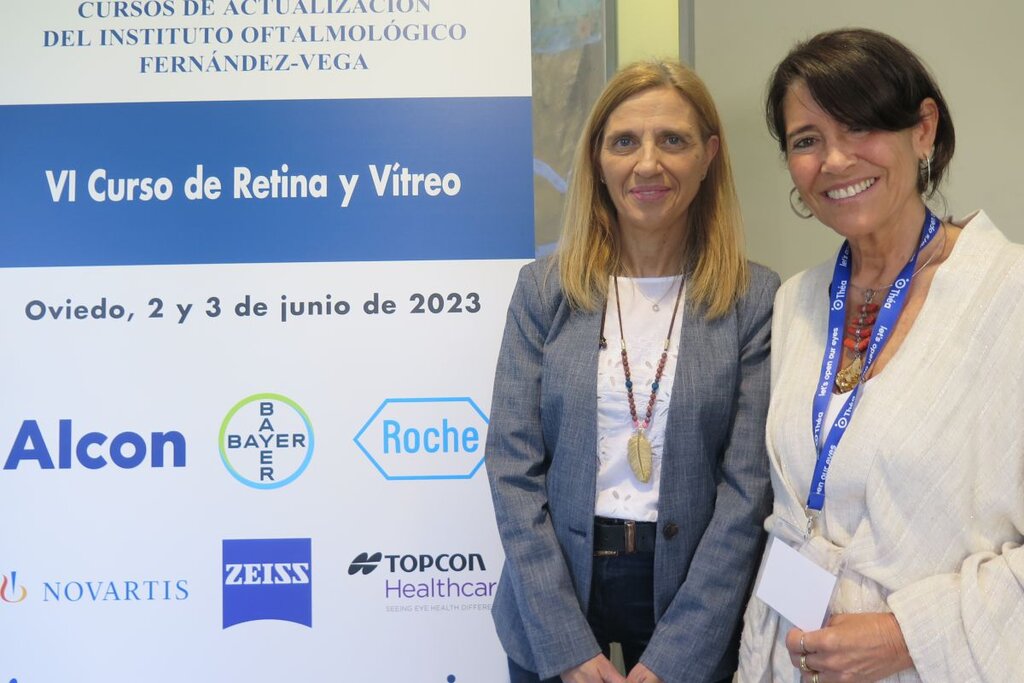 Maribel López, especialista en retina del Instituto Oftalmológico Fernández Vega y Beatriz Fernández-Vega, especialista de la Unidad de retina y vítreo de dicho centro. Foto: DM. 