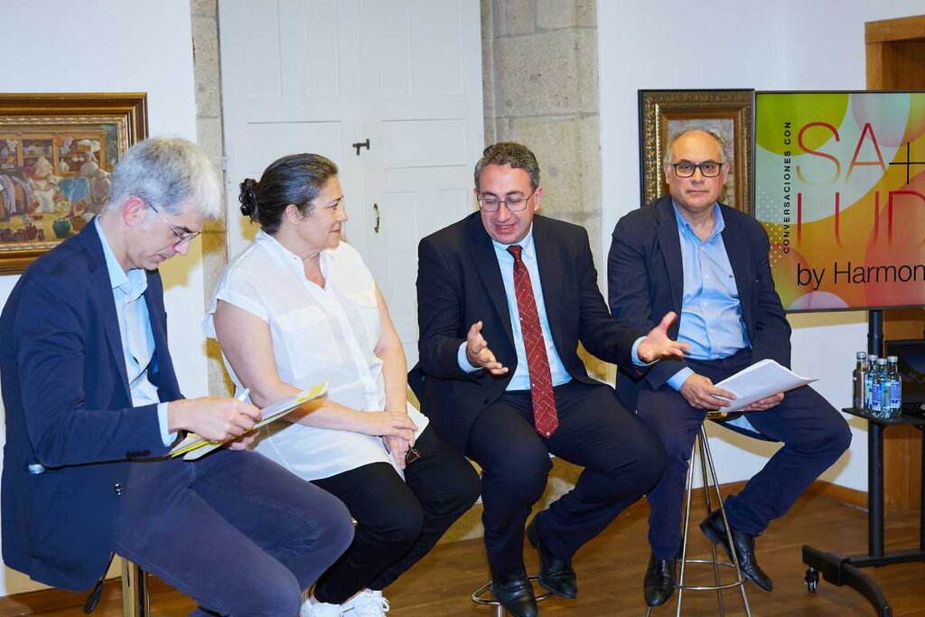 Pablo Palomino, de Harmon, con Mercedes Pereira, Rafael Vidal y Javier García Seara, en el encuentro de Santiago de Compostela. Foto: ARABA PRESS.