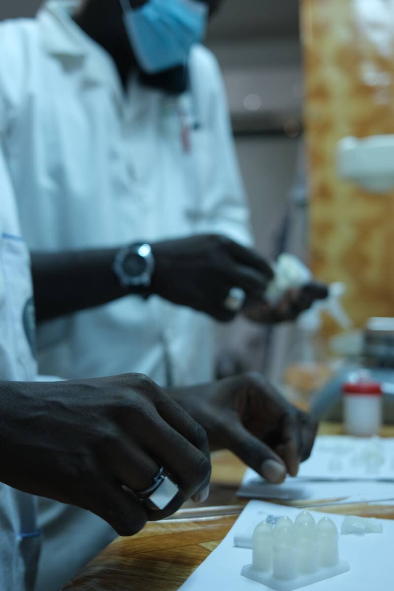 Elaboración de supositorios en el laboratorio de formulación del Hospital General de Tíes, en Senegal. Foto: LaSemi Cooperación.