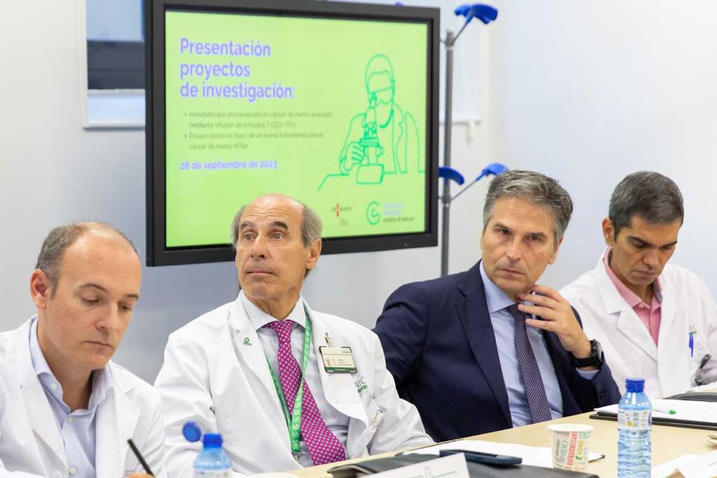 Aleix Prat, oncólogo médico; Laureano Molins, cirujano torácico y vicepresidente de la Asociación Española Contra el Cáncer; Jordi Romañach, director de Comunicación, Sostenibilidad y Relaciones Institucionales de El Corté Inglés, y Julio Delgado, hematólogo. Foto: EL CORTE INGLÉS.