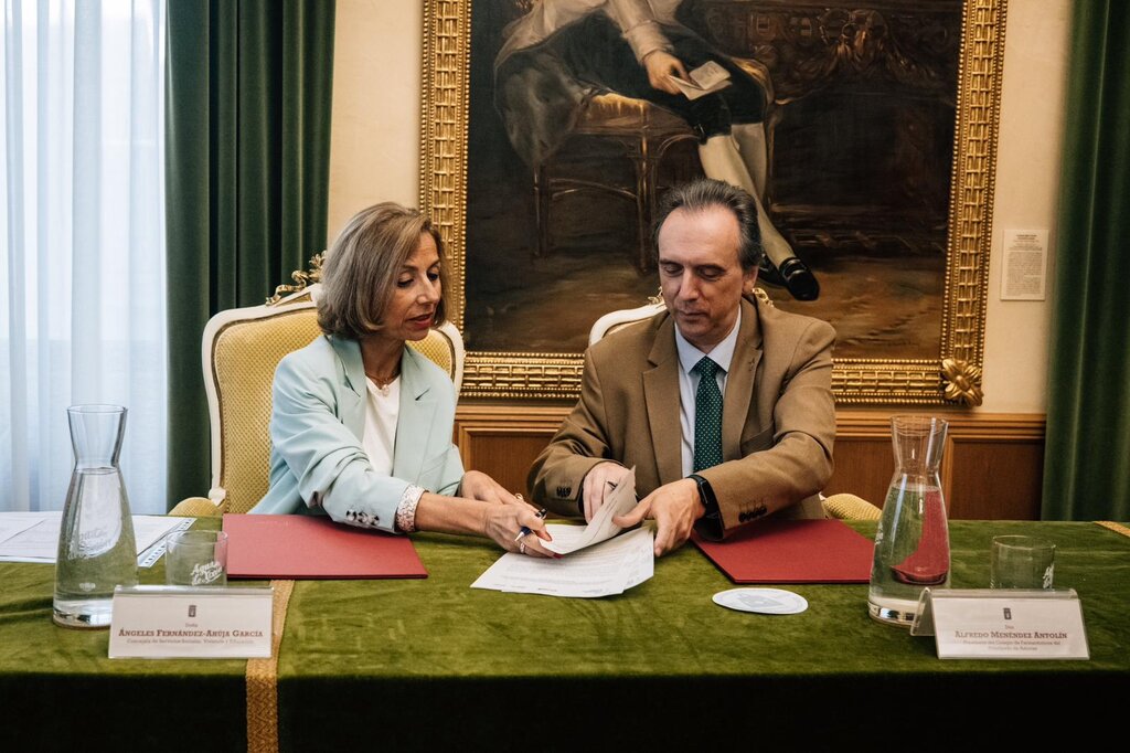 La concejal de Servicios Sociales, Ángeles Fernández-Ahúja, y el presidente del COF de Asturias, Alfredo Menéndez Antolín, durante la firma del acuerdo. Foto: COF DE ASTURIAS.