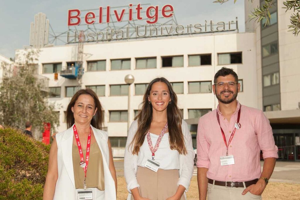 Andrea Urbina con los directores de su tesis doctoral Jordi Adamuz y Marta Romero. Foto: HOSPITAL DE BELLVITGE.