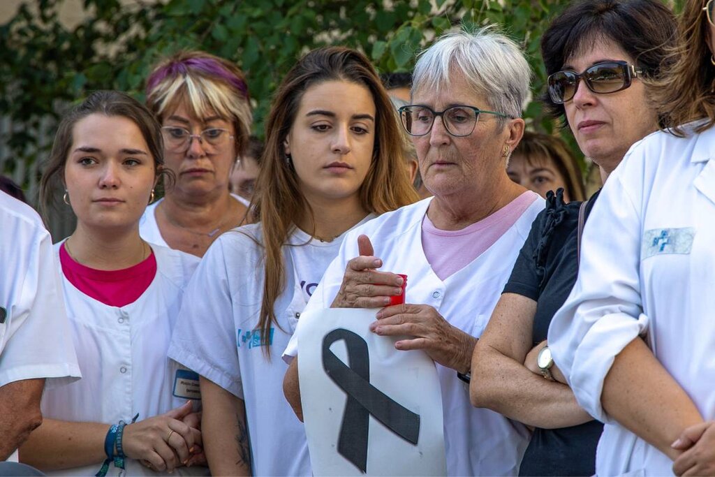 Trabajadoras durante el minuto de silencio que se ha vivido este martes frente al Centro de Salud de Haro (La Rioja), en repulsa al atropello múltiple ocurrido anoche en el aparcamiento de este mismo centro, que ha costado la vida a un trabajador sanitario del centro y heridas a otros cinco. Foto: EFE/ RAQUEL MANZANARES.