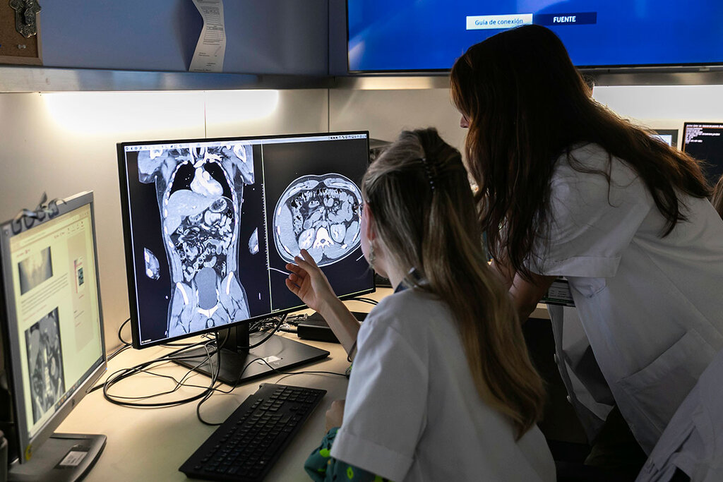 MIR del servicio de Radiodiagnóstico del Hospital Cl�nic de Barcelona observan a un TC. Fotos: SONIA TRONCOSO.