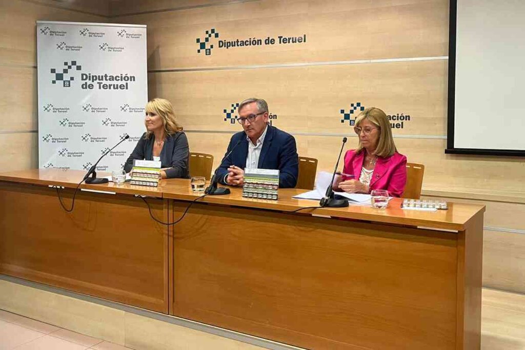 Beatriz Redón, diputada delegada de Bienestar Social; Joaquín Juste, presidente de la Diputación de Teruel, y Mª José Villafranca, presidenta del COF de Teruel. Foto: COF DE TERUEL.