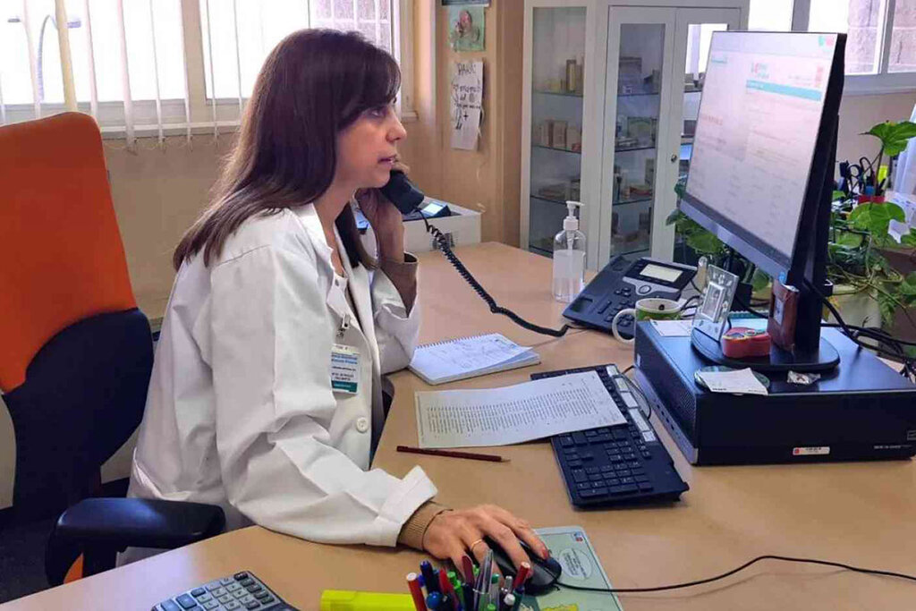 Mª de los Ángeles Cruz Martos, farmacéutica del Servicio de Farmacia AP. Dirección Asistencial Sur (Madrid), atendiendo una consulta telefónica sobre medicamentos.